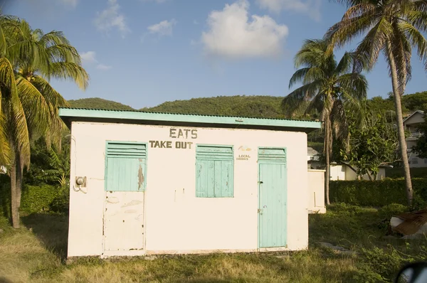 Typiska karibiska ta ut restaurang bequia St vincent — Stockfoto