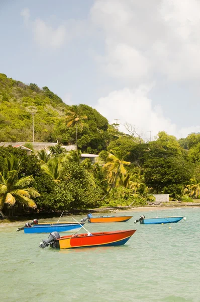 Halászó hajók barátság öbölben la pompe bequia st. vincent és a — Stock Fotó