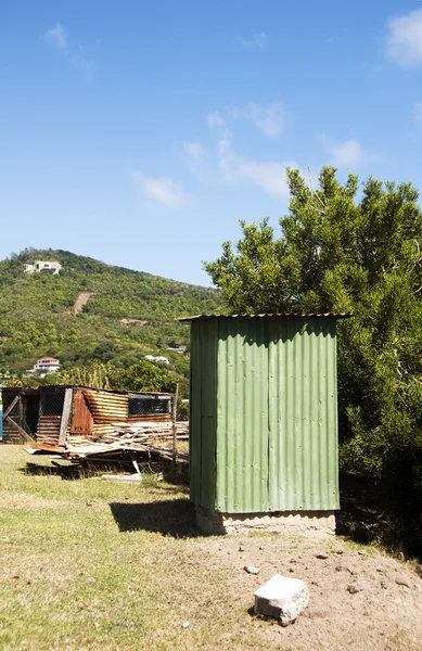 Toilette esterna con isole granatina pollaio — Foto Stock