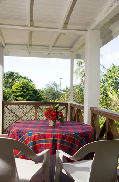 Mesa de jantar pátio orçamento casa de hóspedes bequia — Fotografia de Stock