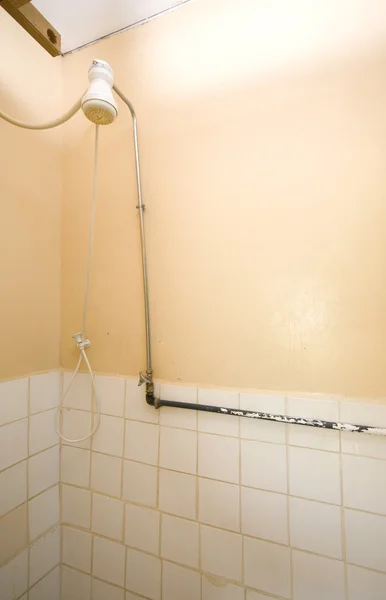 Salle de bain salle de douche simple dans la maison d'hôtes caribéenne — Photo