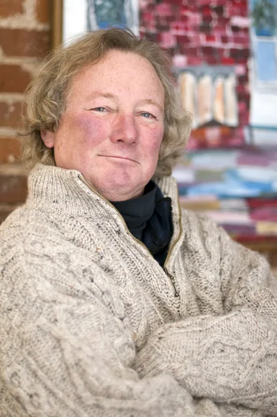 Sonriente hombre de mediana edad con el pelo largo — Foto de Stock