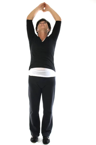 Mujer de mediana edad demostrando posición yoga montaña tadasana estiramiento — Foto de Stock