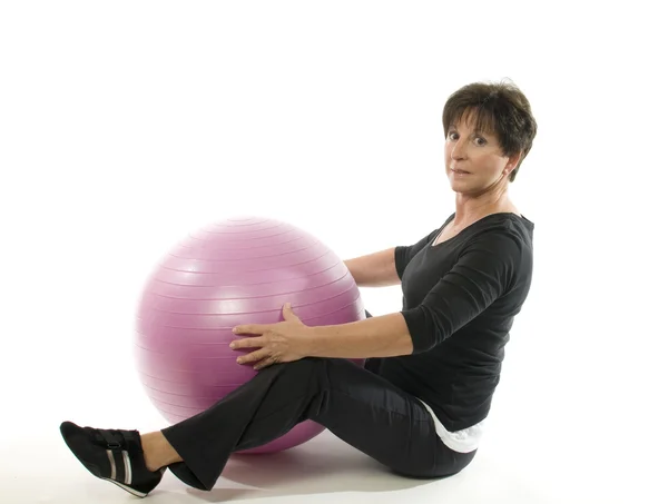 Mujer mayor ejercicio de fitness con la bola de entrenamiento de núcleo — Foto de Stock