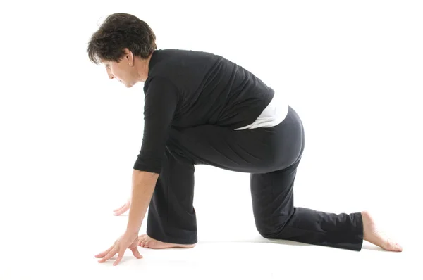 Seniorin mittleren Alters demonstriert Yoga-Haltung — Stockfoto