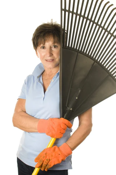 Rake de folha de jardineiro sênior de meia idade feminino — Fotografia de Stock