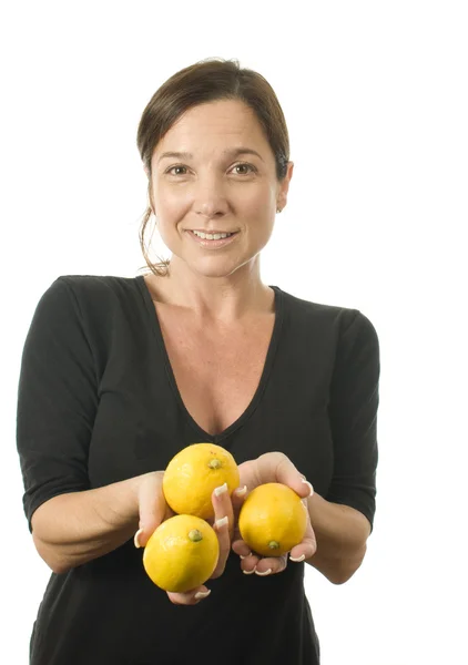 Mujer ofreciendo limones frescos —  Fotos de Stock