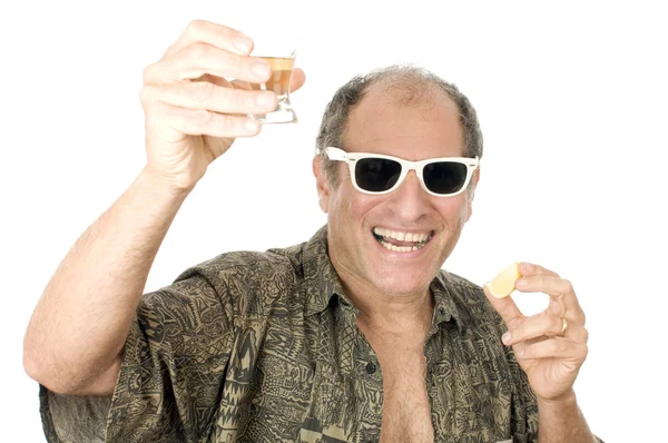 Medelåldern högre turist manliga solglasögon dricka tequila shot med citronskiva — Stockfoto