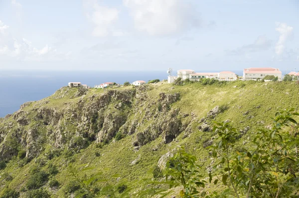 Typiska hus på klippberg över Karibiska havet Saba Nederländska Antillerna — Stockfoto