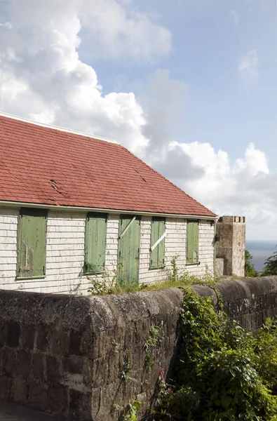 Oud huis over Caribische zee saba Nederlandse Nederlandse Antillen — Stockfoto
