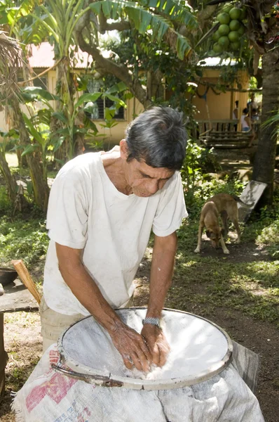 Homem fazendo óleo de coco Nicarágua Ilha de milho América Central — Fotografia de Stock