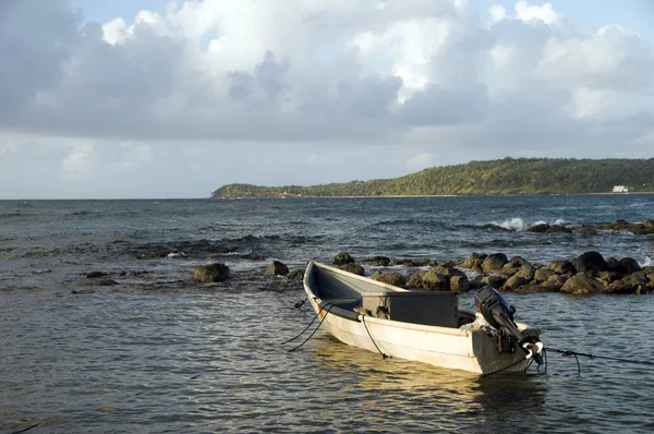 Panga rybackich łodzi Morze Karaibskie duże kukurydzy wyspa Nikaragui — Zdjęcie stockowe