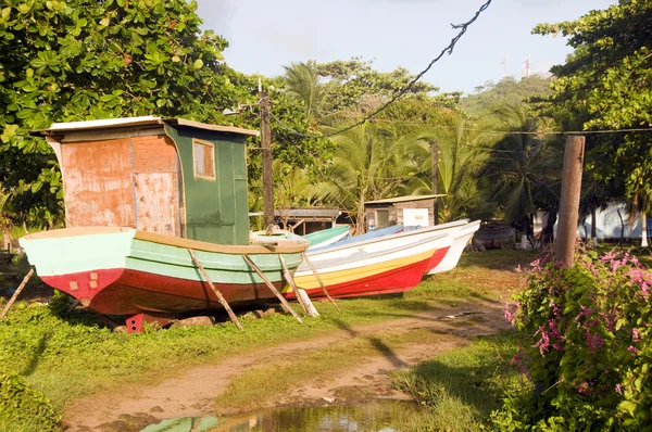 Vissersboten in jungle grote maïs eiland nicaragua — Stockfoto