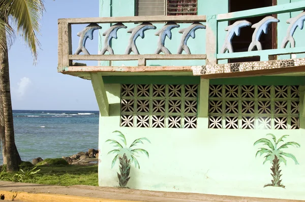 Fachada del viejo hotel frente al mar Big Corn Island Nicaragua — Foto de Stock