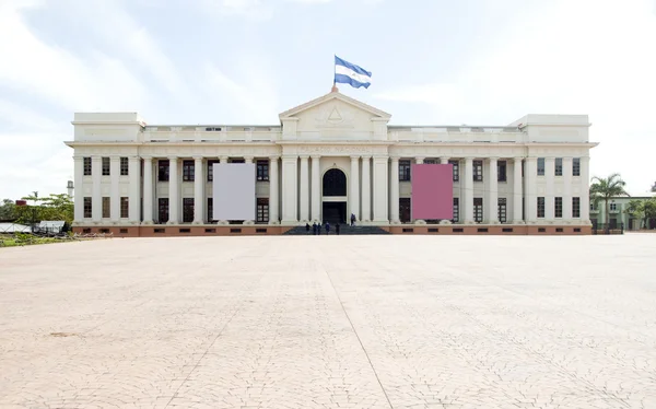 Национальный музей дворцовой культуры на площади Революции в Манагуа — стоковое фото
