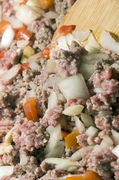 Gemalen rundvlees met uien pepers voor pasta saus — Stockfoto