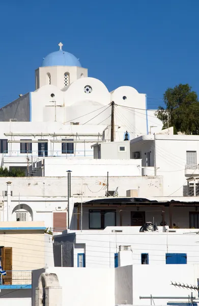 Ciclades arquitectura edificios blancos con persianas azules cúpula iglesia capital —  Fotos de Stock