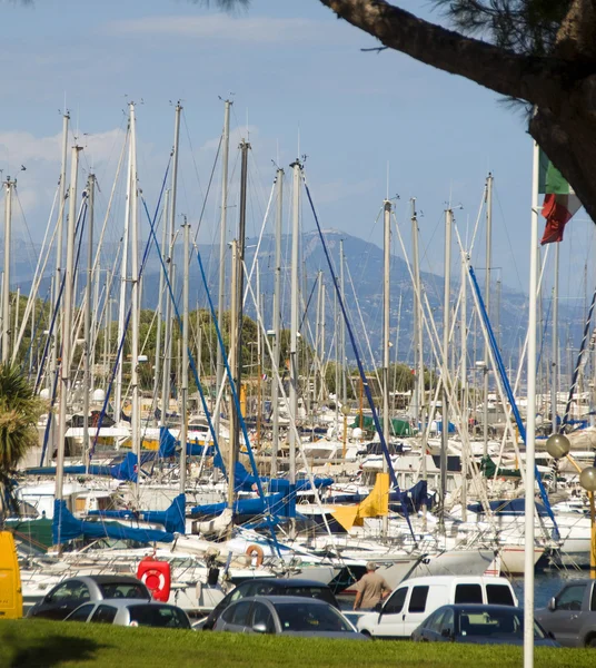 Segelbåtar segelbåtar i hamnen Antibes Cote Rivieran Frankrike — Stockfoto