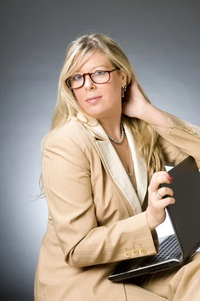 Schattig veertig jaar oude vrouw senior business executive — Stockfoto