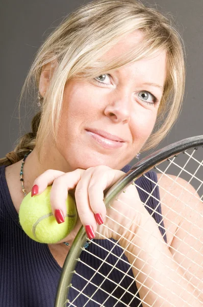 Glada leende tennisspelare med racket och boll friska — Stockfoto