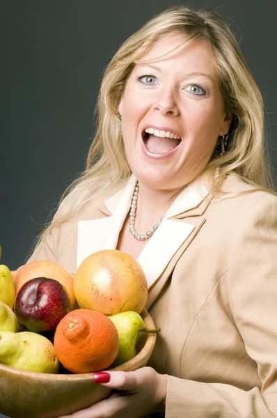 Frau mit Schale mit Früchten — Stockfoto