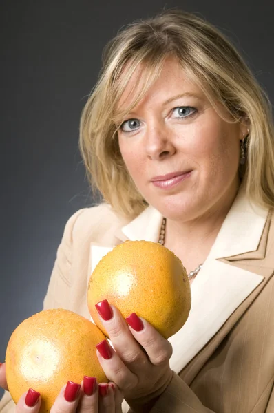 Frau mit Schale mit Früchten — Stockfoto