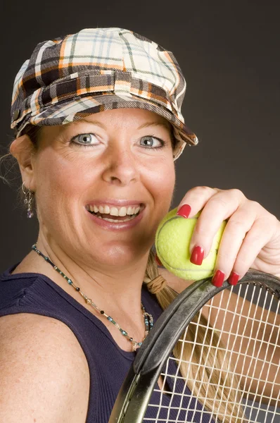 Femme pratiquant un coup de tennis — Photo
