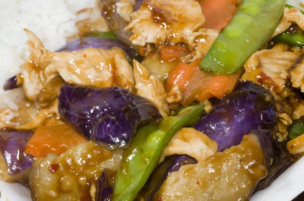 Comida china pollo con berenjena verduras mixtas — Foto de Stock