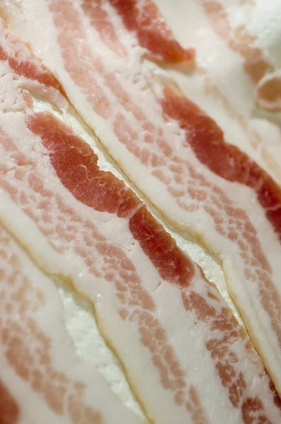 Raw bacon strips on paper towel selective focus for microwave — Stock Photo, Image