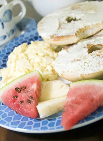 Desayuno caribeño bagel crema de queso con frutas tropicales —  Fotos de Stock
