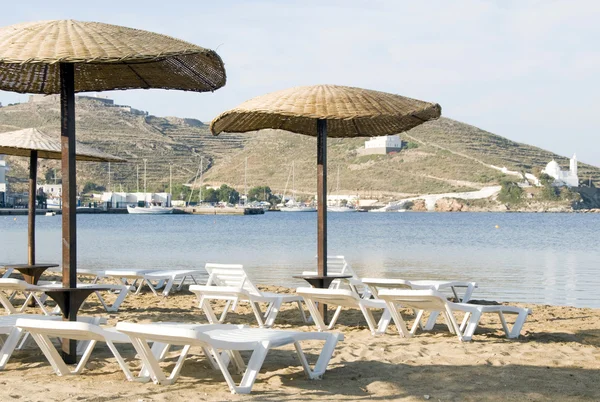 Playa con sombrillas tumbonas Isla de Ios Cícladas Grecia —  Fotos de Stock