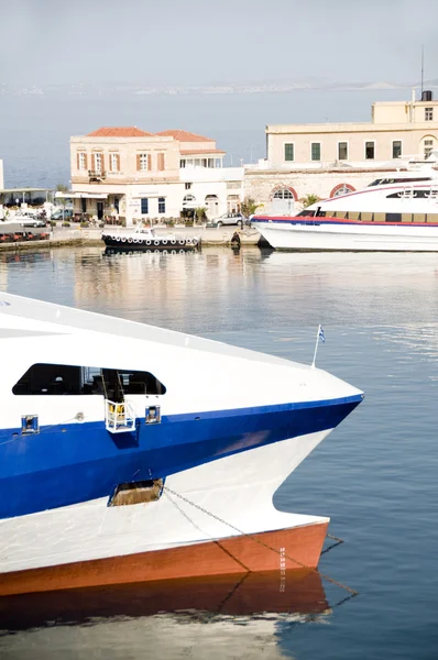 Hermoupolis でボート港シロス島ギリシャ — ストック写真