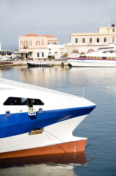 Łodzie w hermoupolis port syros, Grecja — Zdjęcie stockowe