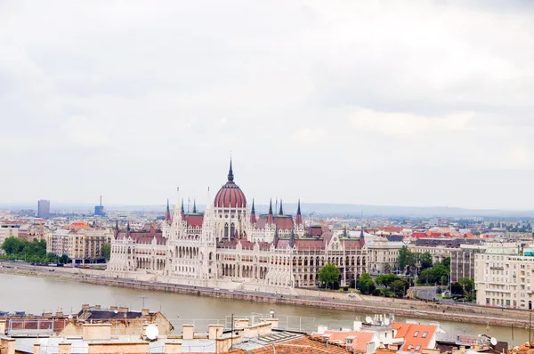 Hus av parlamentsbyggnaden stadsbilden i Donau floden dividera — Stockfoto