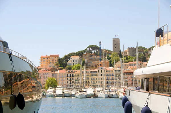 Cidade velha entre dois iates Cannes Riviera Francesa Cote d 'Azur — Fotografia de Stock