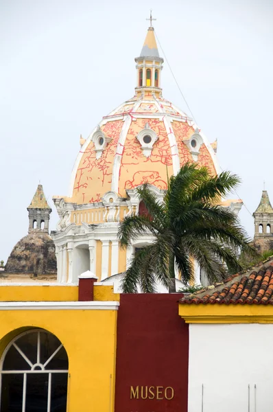 Вид на крышу Iglesia de Santo Domingo Cartagena Колумбия Южная Америка — стоковое фото