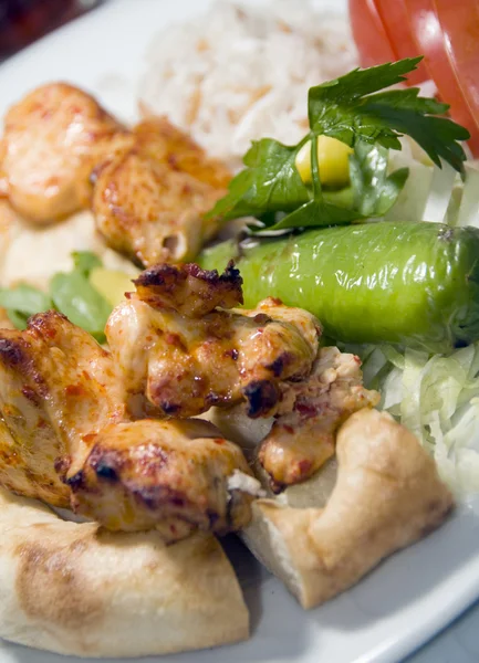 Török shish kebab rizzsel zöldpaprikát pita kenyér lemez — Stock Fotó