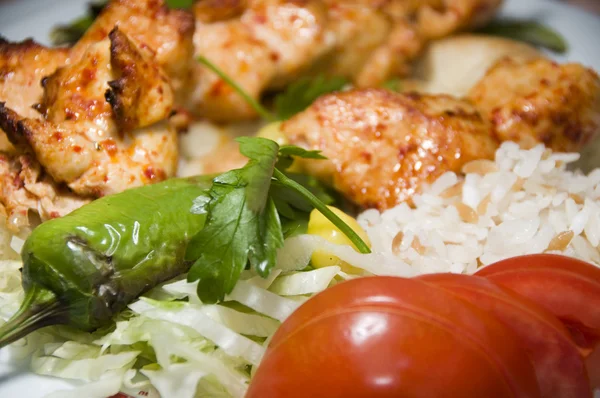 Shish turco kebab arroz verde pimienta pita plato de pan —  Fotos de Stock