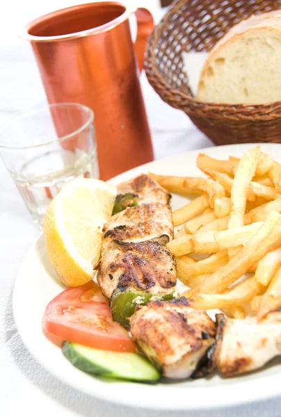 Török shish kebab rizzsel zöldpaprikát pita kenyér lemez — Stock Fotó