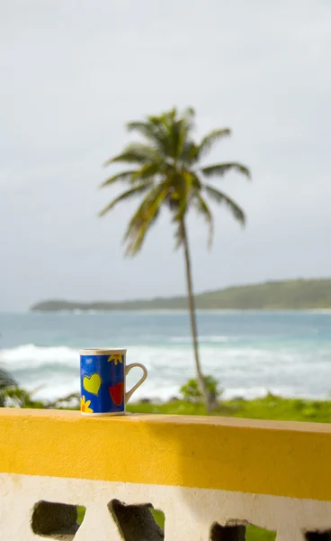 Copo de café colorido sobre a vista Mar do Caribe Nicarágua — Fotografia de Stock