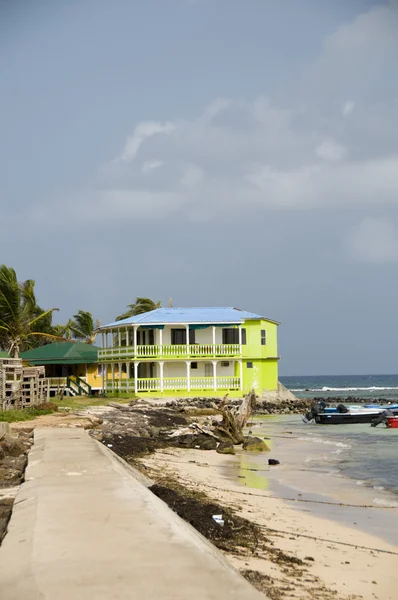 Kleurrijke gebouw waterkant golfbreker grote maïs eiland nicaragua — Stockfoto