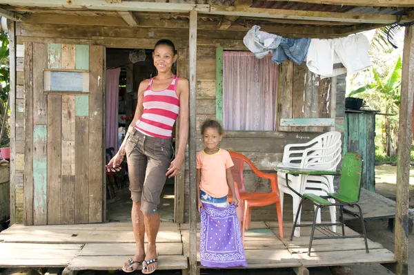 Nicarágua mãe filha clapboard casa Corn Island — Fotografia de Stock