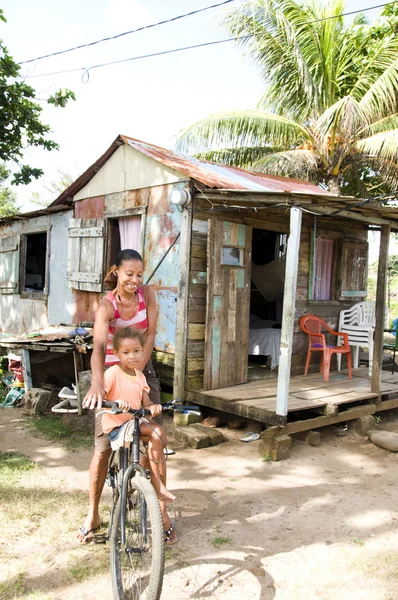 Nicaragua mother daughter bicycle poverty house Corn Island — Stock Photo, Image