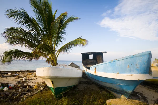 Vissersboten op wal Caribische zee — Stockfoto