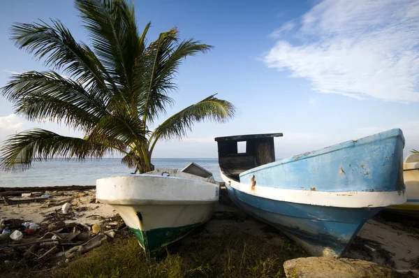 Vissersboten op wal Caribische zee — Stockfoto