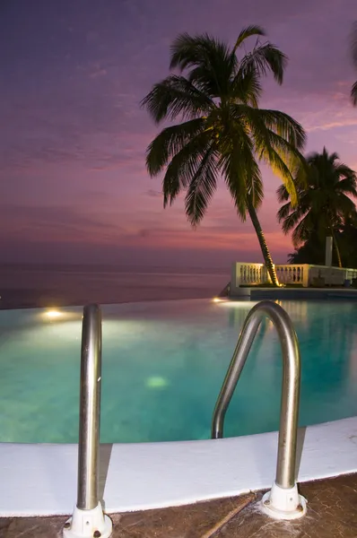 Luxe piscine à débordement Caraïbes coucher de soleil — Photo