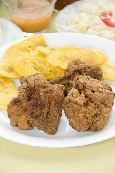 치킨 보카 스 및 tostones — 스톡 사진