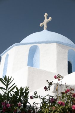 Mavi kubbe ile klasik Yunan Adası Kilisesi