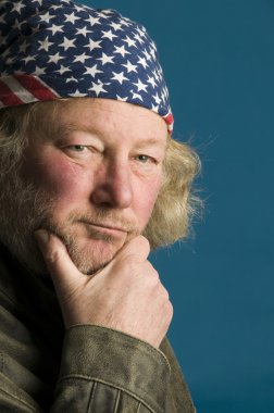 yakışıklı orta yaş erkek bayrak bandana deri ceket