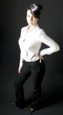 tavrı ile gülümseyen düzgün genç ve güzel kadın